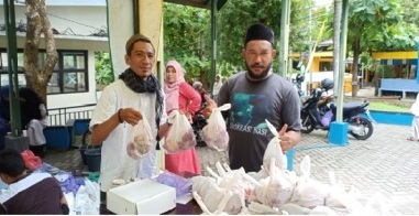 Berbagi Daging Qurban Kepada Masyarakat Sekitar Kampus